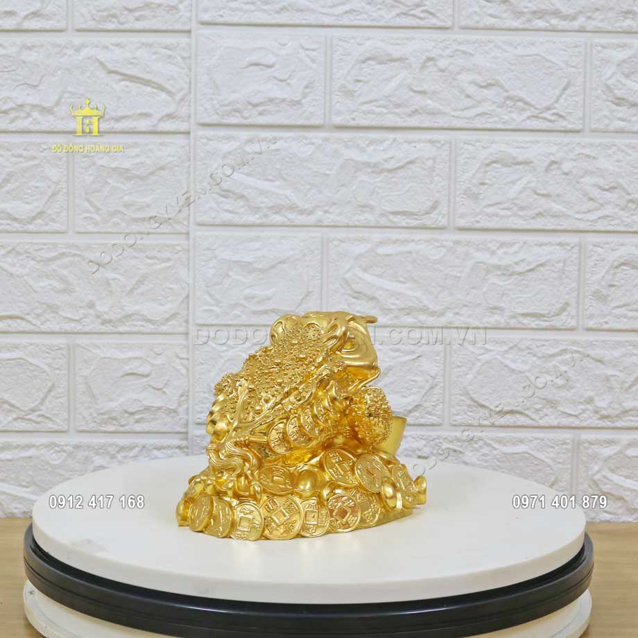 Tượng c&oacute;c 3 ch&acirc;n được đ&uacute;c bằng đồng v&agrave;ng v&agrave; mạ v&agrave;ng c&oacute; độ bền chắc gần như vĩnh cửu